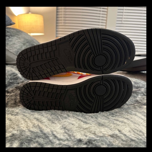 Air Jordan 1 Retro High OG Sneakers ‘Light Fusion Red’ - Picture 5 of 8